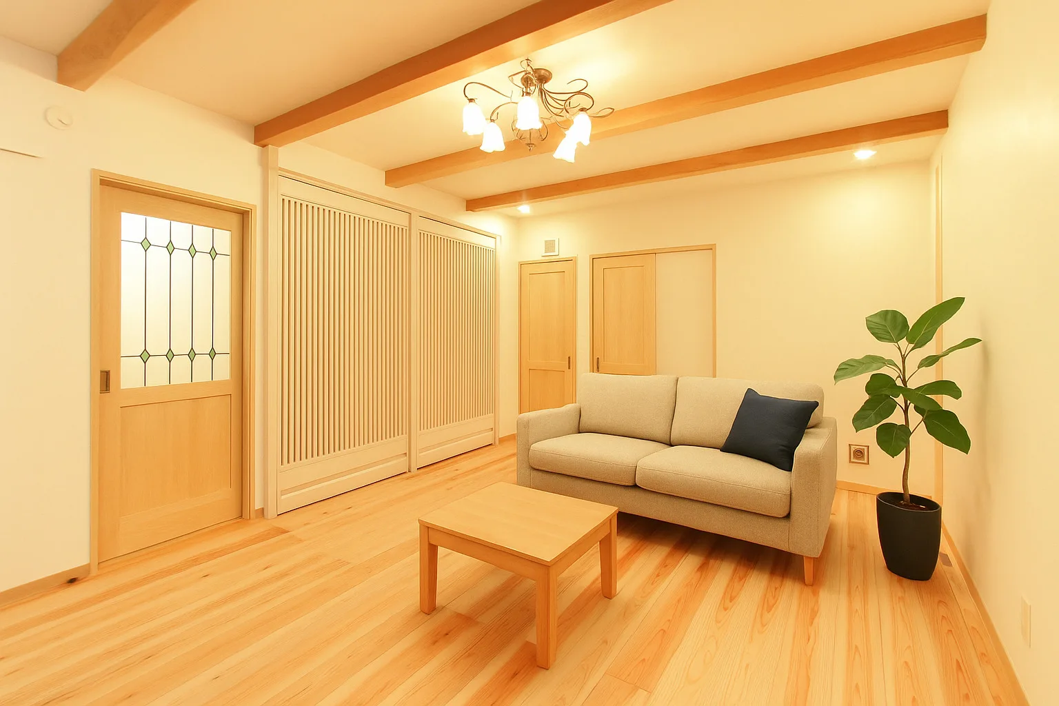 木目の床と木の建具がある明るいリビング
