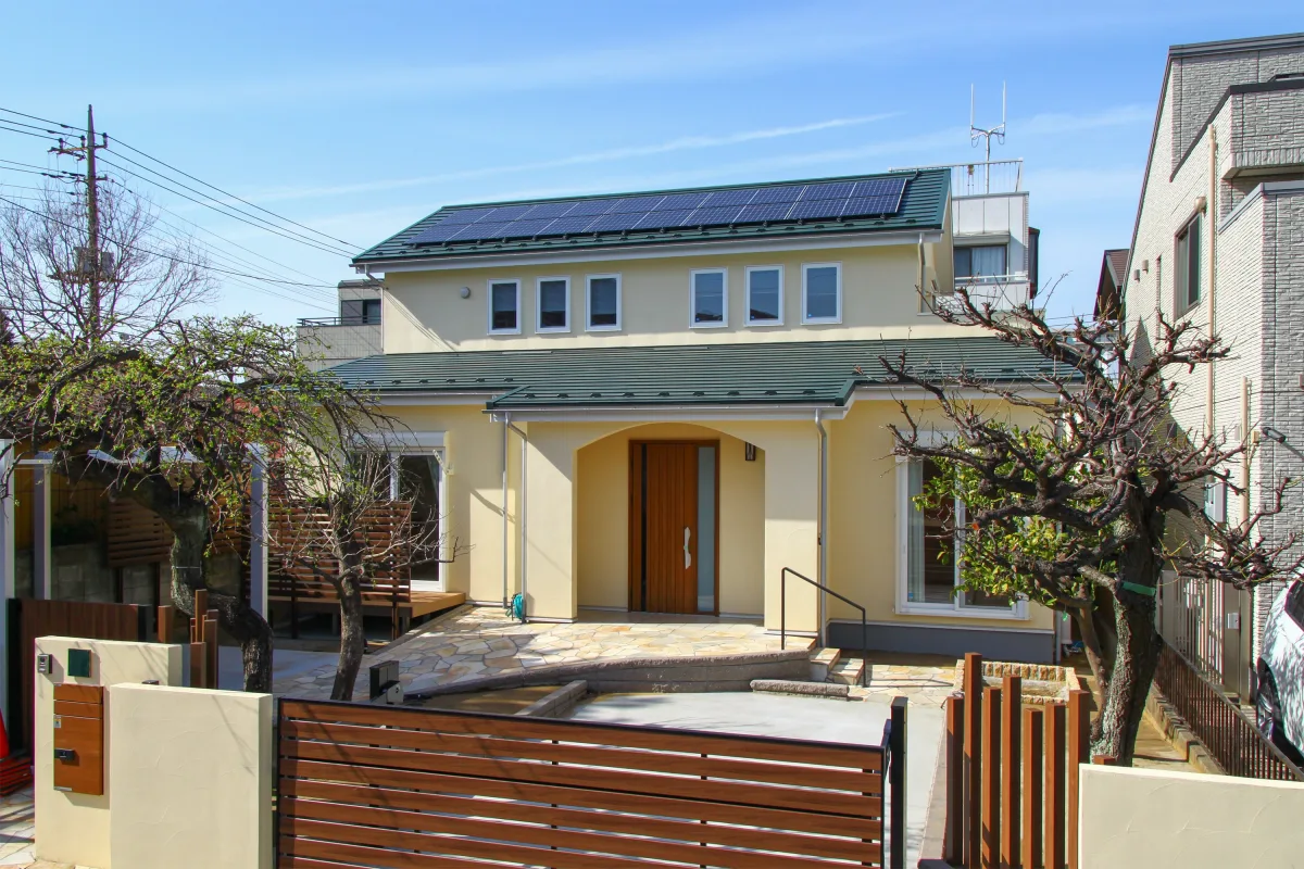 太陽光パネルのある二階建て住宅の外観